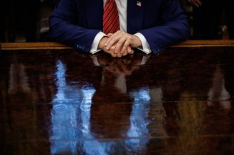 Spiegelbild von Donald Trump auf einem Tisch