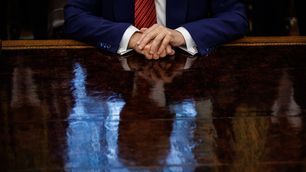 Spiegelbild von Donald Trump auf einem Tisch