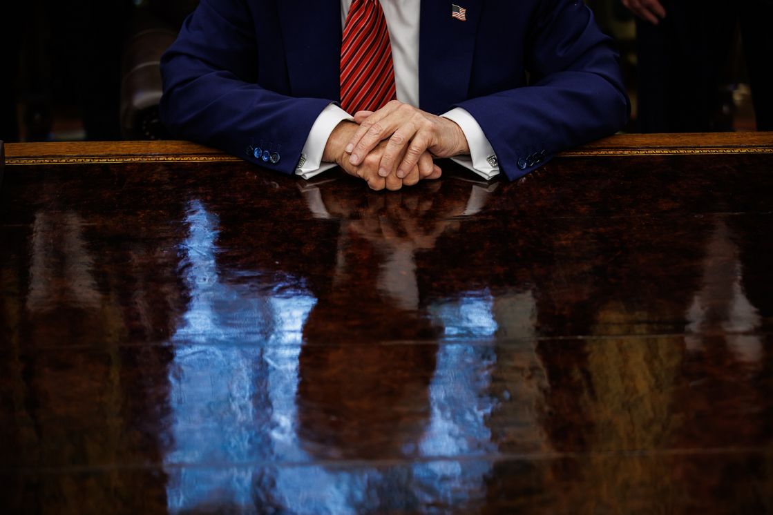 Spiegelbild von Donald Trump auf einem Tisch