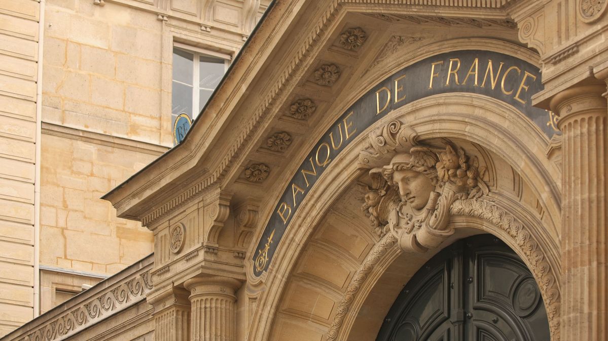 Ansicht der Fassade des Gebäudes der Banque de France in Paris Ein Torbogen mit Ornamenten und Säulen