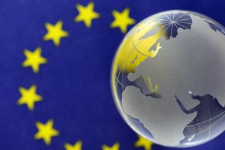 EU-Fahne und Globus mit Europa
