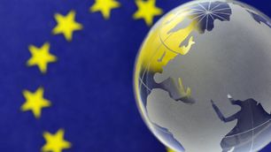 EU-Fahne und Globus mit Europa