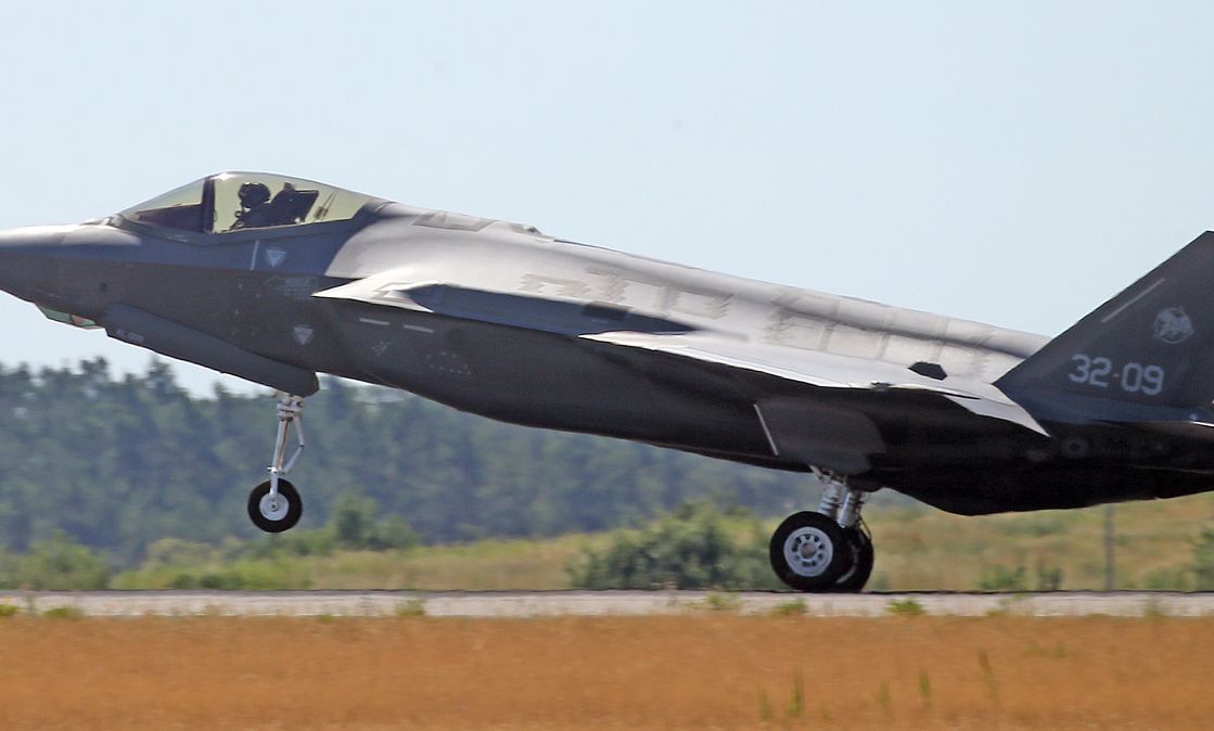 Ein Kampfflugzeug vom Typ F-35 startet vom Gelände der Internationalen Luft- und Raumfahrtausstellung ILA