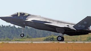 Ein Kampfflugzeug vom Typ F-35 startet vom Gelände der Internationalen Luft- und Raumfahrtausstellung ILA