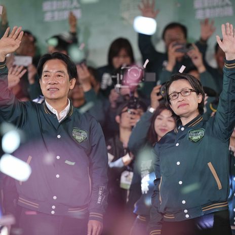 Lai Ching-te von der regierenden Demokratischen Fortschrittspartei und Hsiao Bi-khim, gewählter Vizepräsident, feiern nach ihrem Sieg bei den taiwanesischen Präsidentschaftswahlen 2024 in Taipeh, Taiwan.