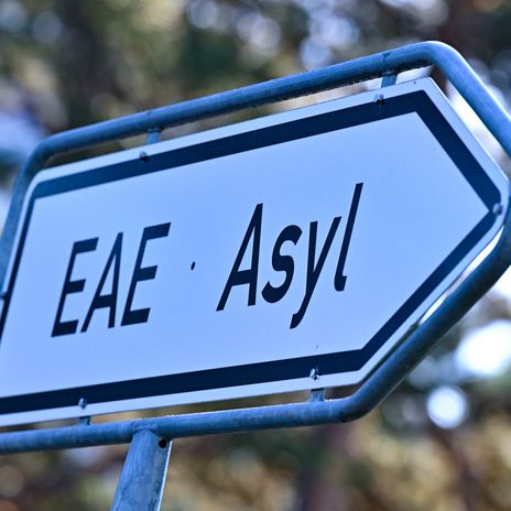 Ein Wegweiser mit der Abkürzung «EAE» und «Asyl» zur Erstaufnahme-Einrichtungen (EAE) des Landes Brandenburg in Eisenhüttenstadt. 