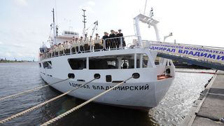 Das ozeanographische Forschungsschiff »Admiral Vladimirsky« der russischen Ostseeflotte im Hafen von Kronshtadt.