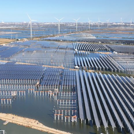 Baustelle des 130-MW-Photovoltaik-Projekts von Runyang New Energy in Weifeng, Provinz Jiangsu, China im November 2025.