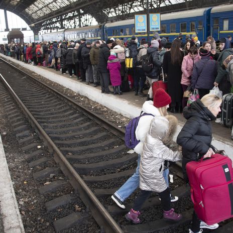 Flüchtende Menschen am Bahnhof in Lwiw im Westen der Ukraine