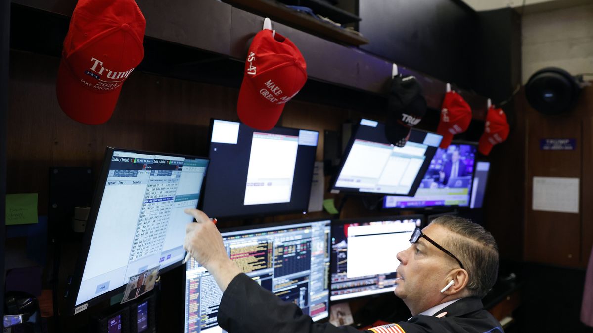 Trump-MAGA-Artikel auf dem Parkett der New Yorker Börse an der Wall Street in New York (01. Mai 2025)