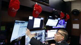 Trump-MAGA-Artikel auf dem Parkett der New Yorker Börse an der Wall Street in New York (01. Mai 2025)