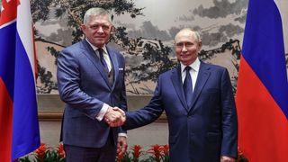 Präsident Putin (Russland) und Regierungschef Fico (Slowakei) geben sich die Hand.