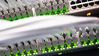 Netzwerkkabel im Rechenzentrum vom BLKA: Cybersicherheit in der EU ist keine nationale Angelegenheit mehr