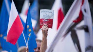 Während eines Protests gegen Verletzung rechtsstaatlicher Standards wird die polnische Verfassung hochgehalten