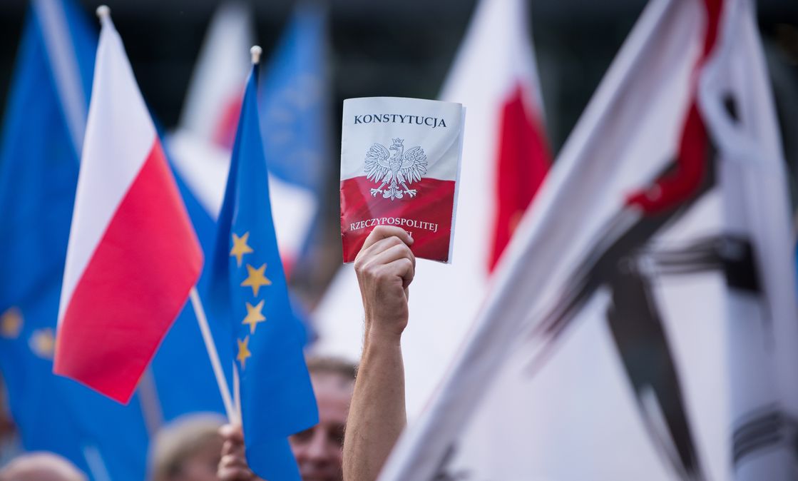 Während eines Protests gegen Verletzung rechtsstaatlicher Standards wird die polnische Verfassung hochgehalten