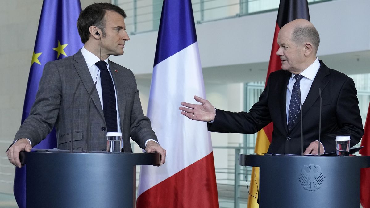 Bundeskanzler Olaf Scholz, rechts, spricht mit dem französischen Präsidenten Emmanuel Macron bei einer Pressekonferenz in Berlin, Freitag, 15. März 2024. 