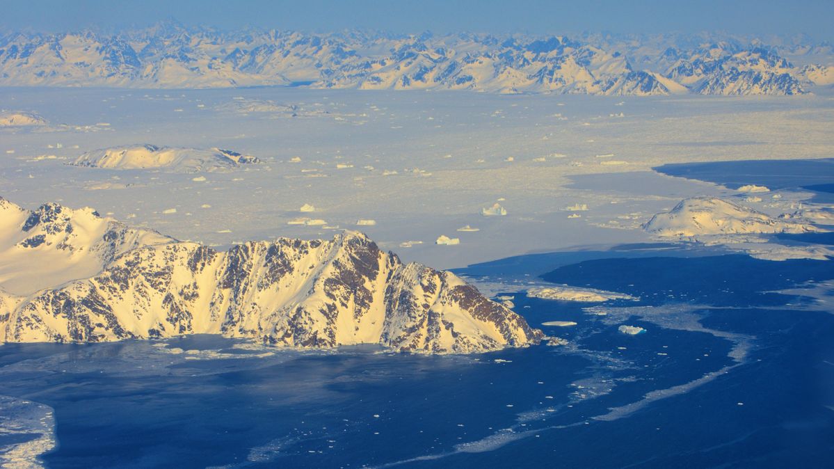 Gletscher und Eisberge im Ozean