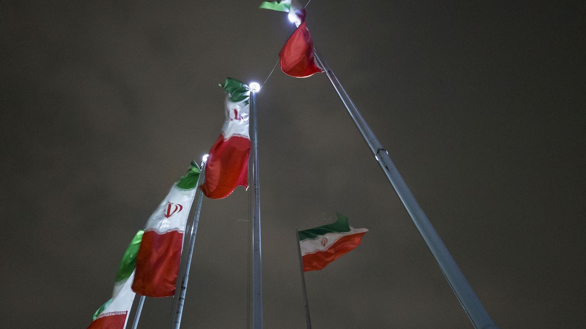 Iranische Flaggen wehen im Wind in der Innenstadt von Teheran, Iran