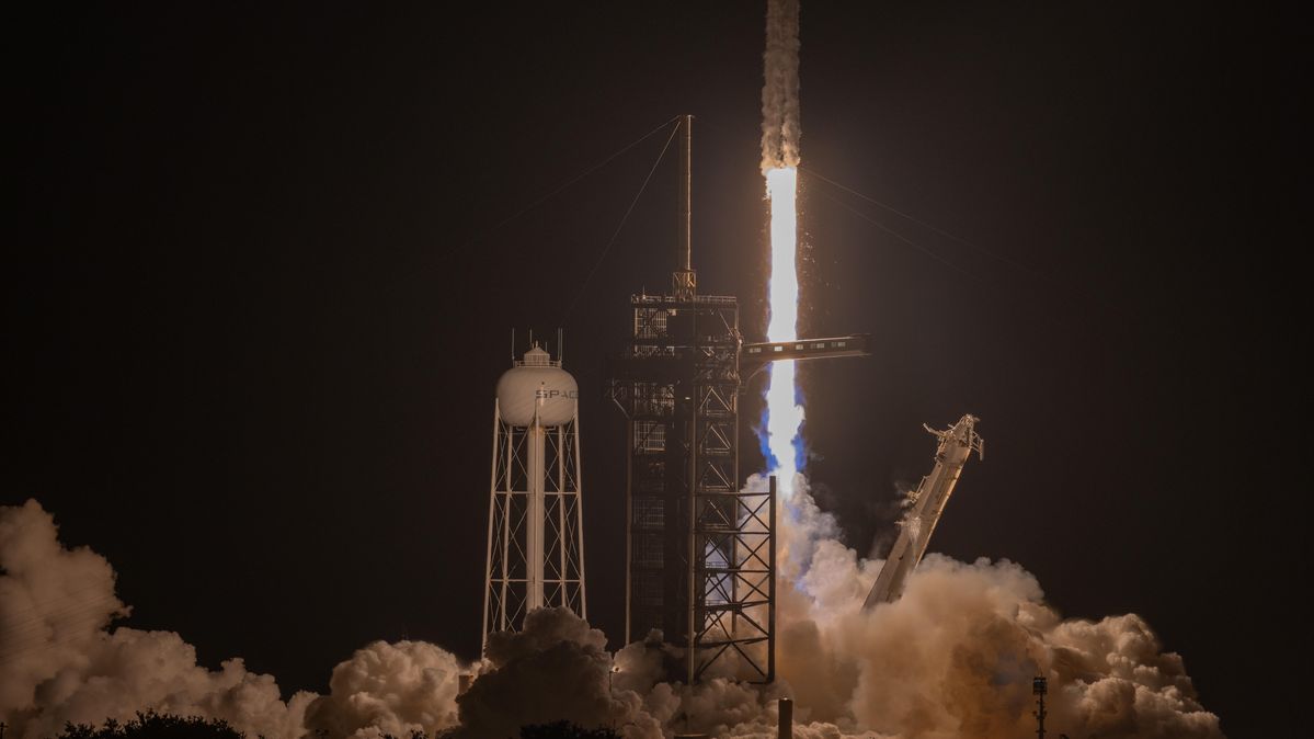Der Feuerschweif einer Rakete ist neben der Startvorrichtung zu sehen.