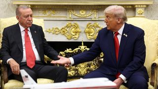 Donald Trump und Recep Tayyip Erdoğan sitzen nebeneinander im Weißen Haus