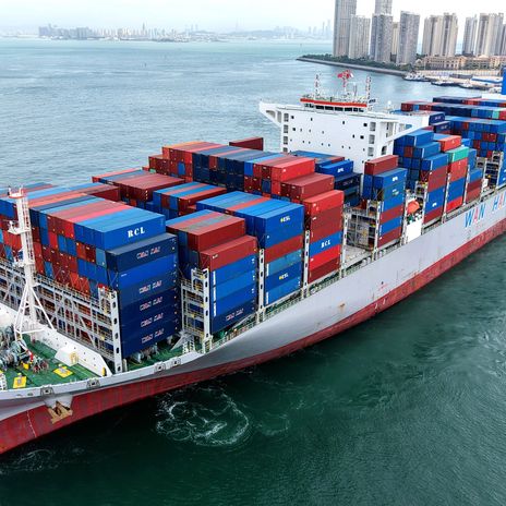 Ein Containerfrachtschiff legt am 9. Oktober 2025 vom Hafen Qingdao/China ab.