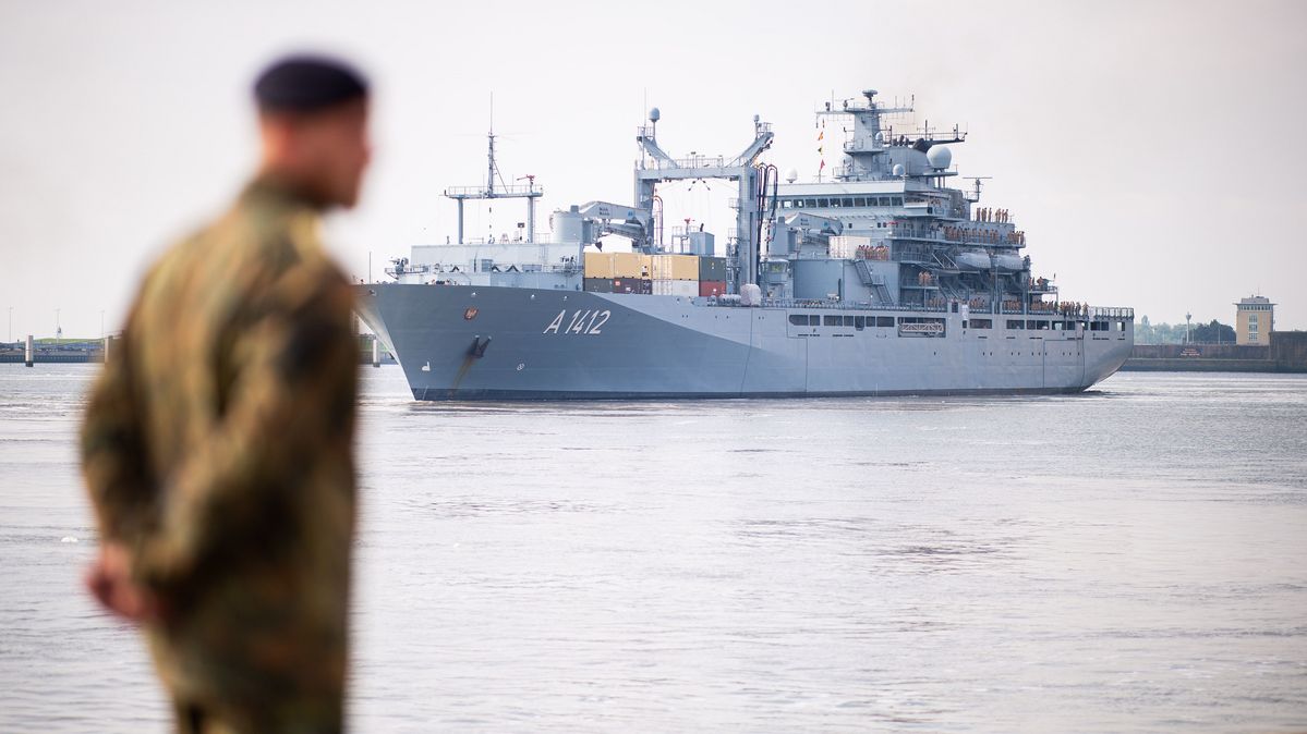 Verabschiedung des Einsatzgruppenversorgers FGS Frankfurt am Main in den Einsatz im Indo-Pazifik am Marinestützpunkt Wilhelmshaven am 7. Mai 2024. Ein Marinesoldat steht vor einem militärischen Versorgungsschiff.