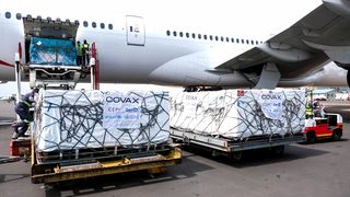 Impfprogramm Covax: Auf dem Flughafen von Entebbe in Uganda werden Impfstoffe ausgeladen