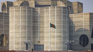 Das Parlamentsgebäude Bangladesch unmittelbar vor der Parlamentswahl