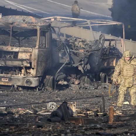 ukrainischer Soldat, zerstörtes Militärfahrzeug in Kiew