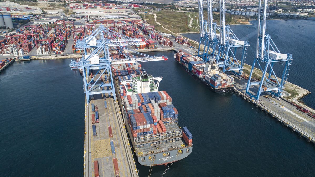 Aufnahme eines Containerhafens nahe Istanbul