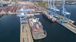 Aufnahme eines Containerhafens nahe Istanbul
