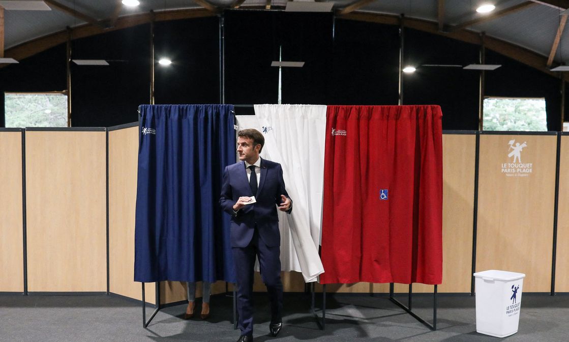 Der französische Präsident Emmanuel Macron in einem Wahllokal in Le Touquet