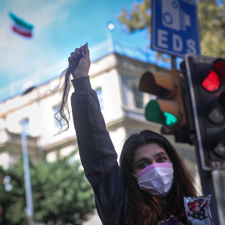 Demonstrantin vor der iranischen Botschaft in Istanbul