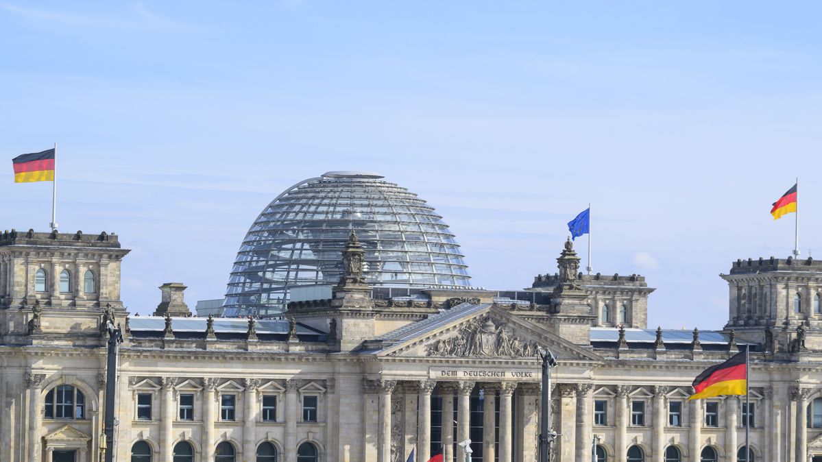 Blick vom Kanzleramt auf die Reichstagskuppel