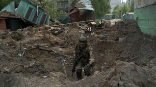 Ein Polizist einer Spezialeinheit inspiziert einen Ort nach einem Luftangriff der russischen Streitkräfte in Lyssytschansk, Region Luhansk, Ukraine.