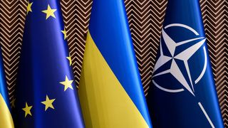 Die Flaggen der EU, der Ukraine und der NATO