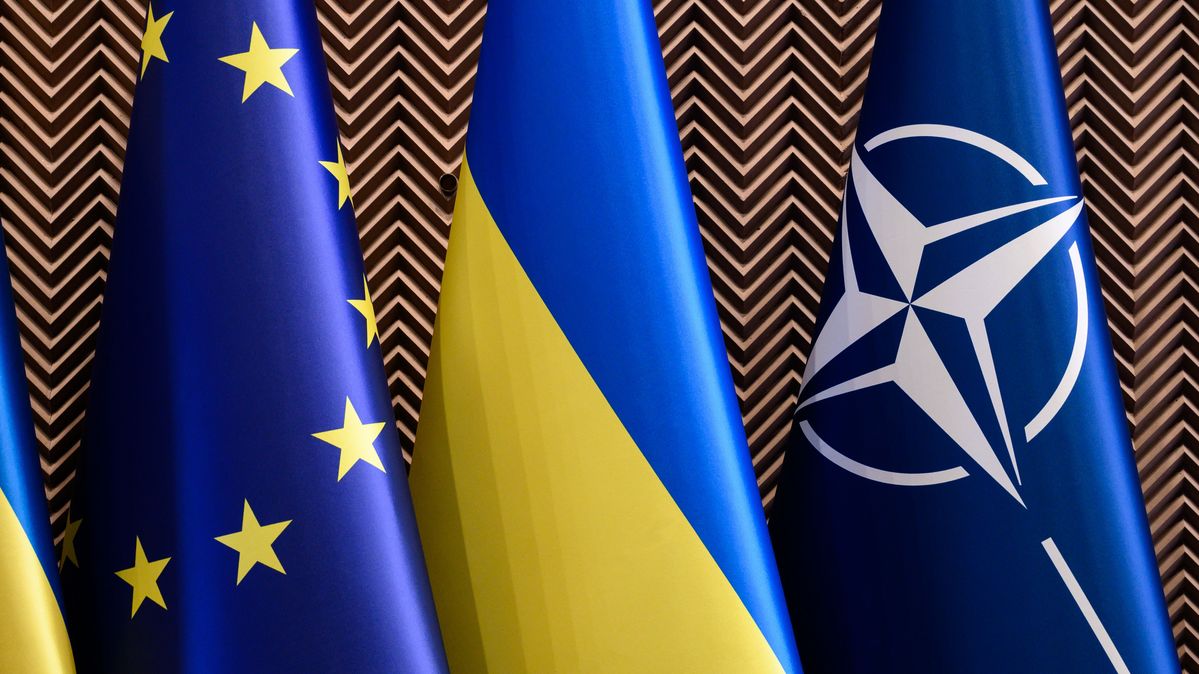 Die Flaggen der EU, der Ukraine und der NATO