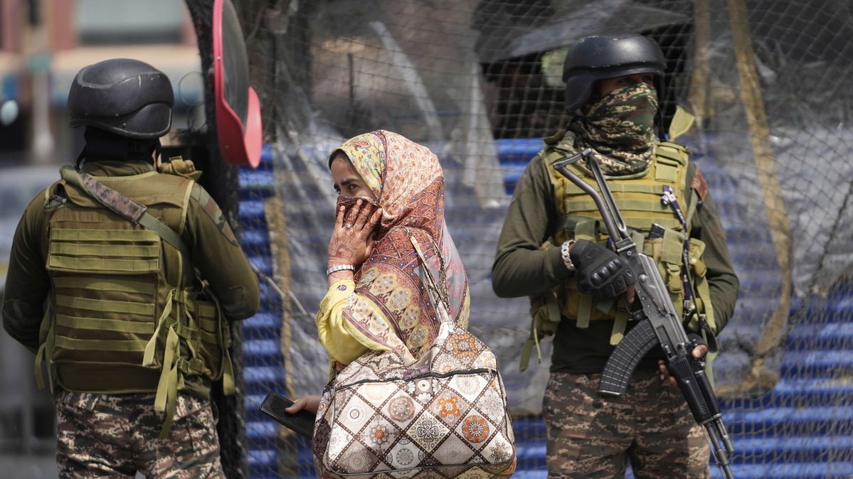 Indische Soldaten bewachen den Eingang eines Marktes in Srinagar, einer Stadt im indisch kontrollierten Teil von Kaschmir