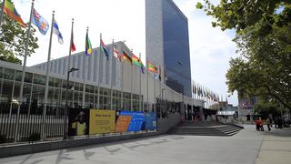 Ein UN-Gebäude mit zahlreichen Flaggen 