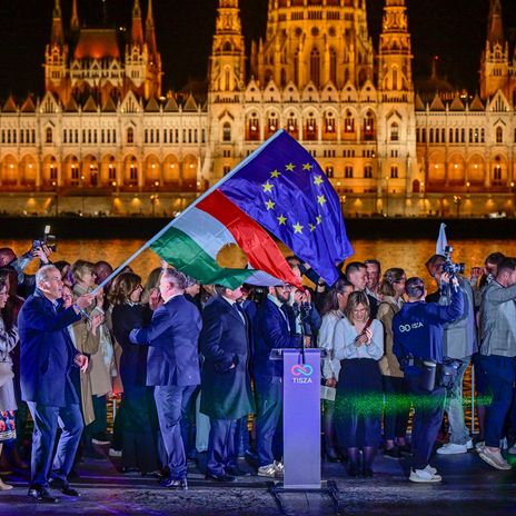 Flaggen der Europäischen Union und Ungarns nach der Parlamentswahl in Budapest, April 2026.
