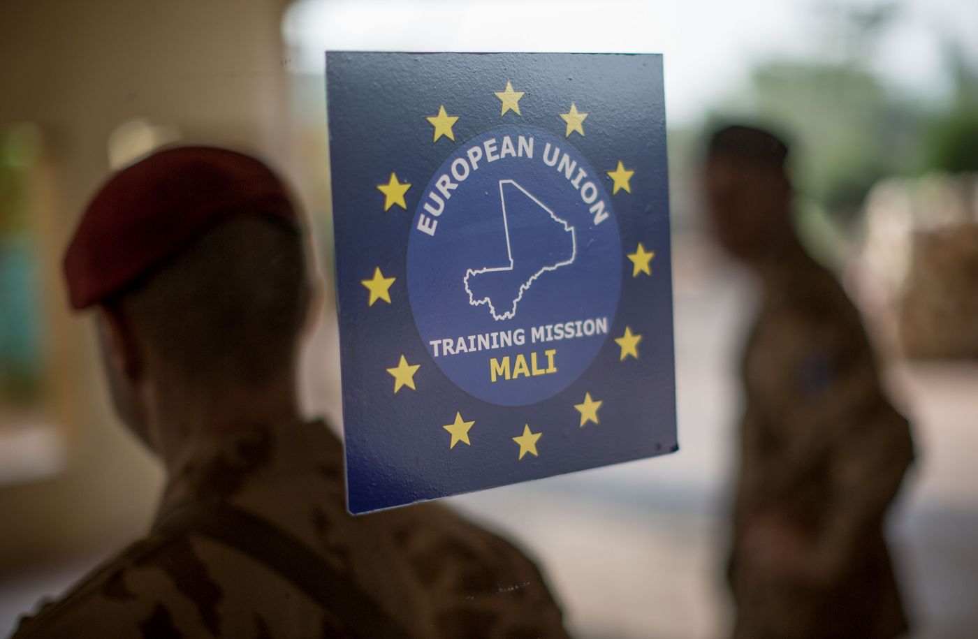 Das Logo der European Union Training Mission (EUTM) Mali, aufgenommen am 06.04.2016 in Bamako in Mali.