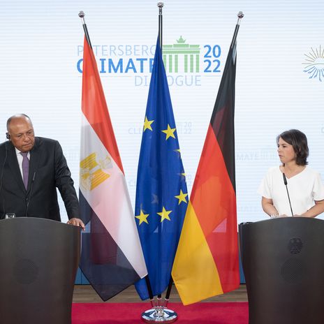 Außenministerin Annalena Baerbock und Samih Schukri, Außenminister von Ägypten, bei der Abschluss-Pressekonferenz nach dem Petersberger Klimadialog. 