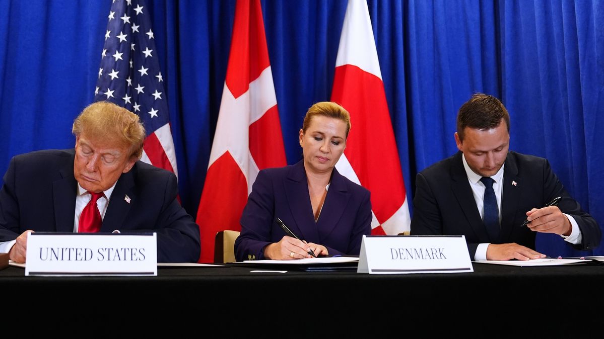 US-Präsident Donald Trump, die dänische Ministerpräsidentin Mette Frederiksen und Grönlands Premierminister Jens-Frederik Nielsen unterzeichnen in den Räumen der UN den neuen Grönlandvertrag. Politiker sitzen am Tisch vor Flaggen
