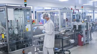 Ein Mitarbeiter arbeitet in der Produktion eines Medikaments