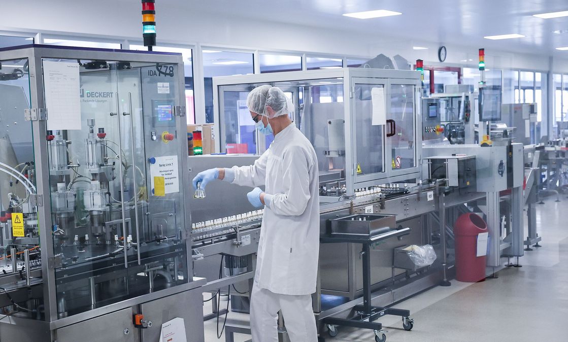 Ein Mitarbeiter arbeitet in der Produktion eines Medikaments