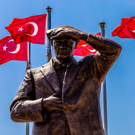 Statue von Kemal Atatürk mit türkischen Flaggen
