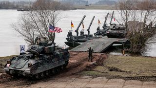 Ein Panzer mit US-Flagge bei einer NATO-Übung