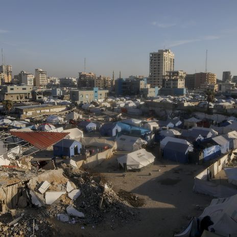 Ein Blick auf Zelte, die vertriebene Palästinenser inmitten der Ruinen eines Hamas-Geländes beherbergen, das mit nicht explodierten israelischen Bomben übersät ist.
