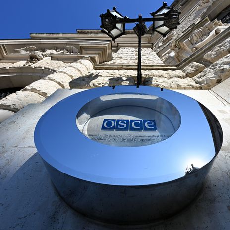 Ein Schild mit der Aufschrift „OSZE“ am Gebäude der "Organisation für Sicherheit und Zusammenarbeit in Europa"
