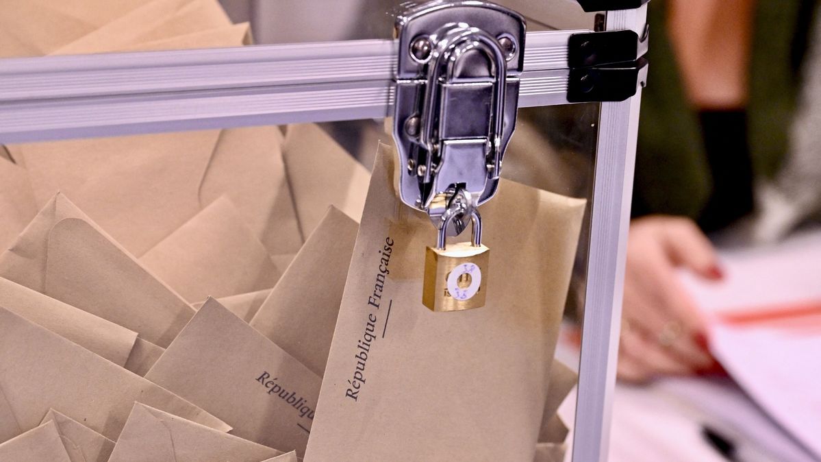 Kommunalwahlen in Frankreich (Symbolbild, März 2026) Eine abgeschlossene Wahlurne mit Briefumschlägen